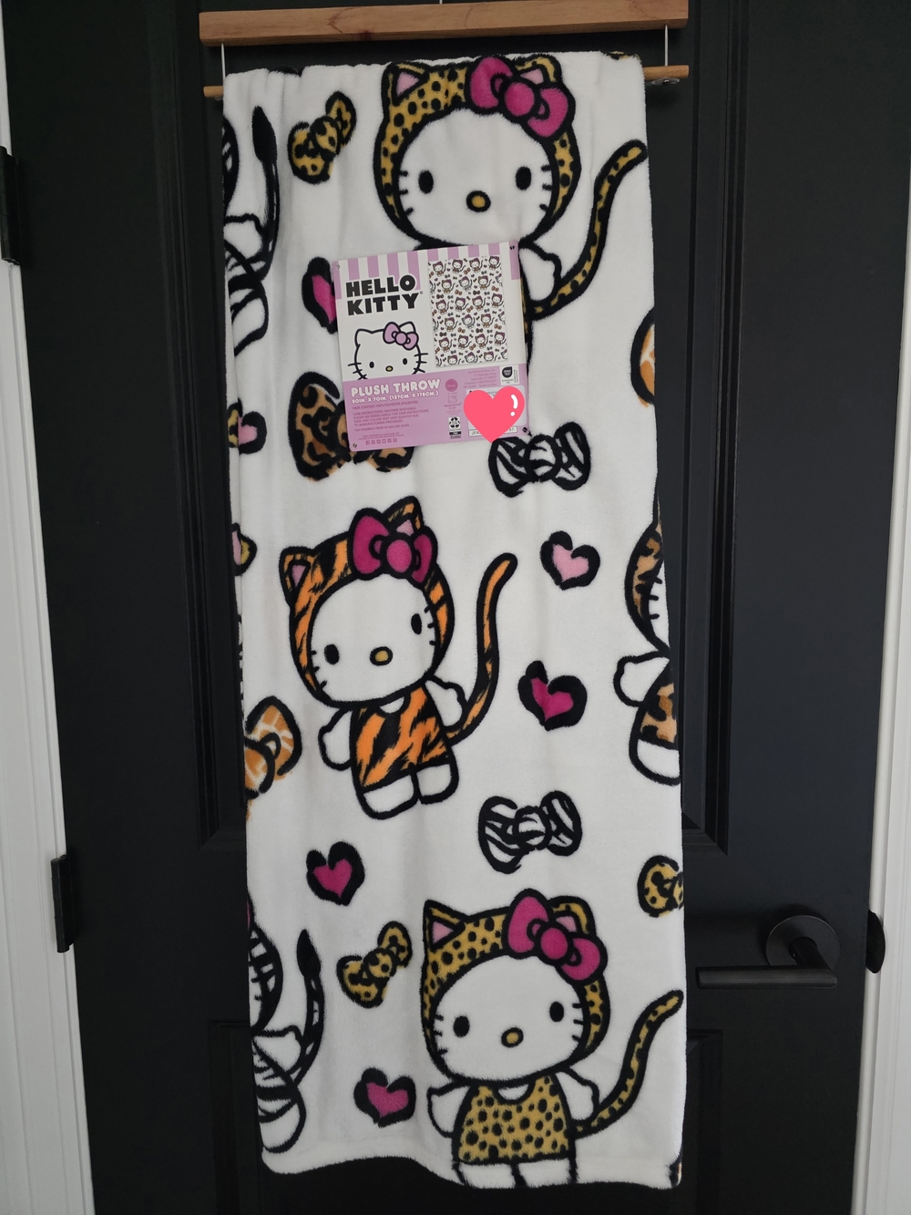 NWT Hello Kitty White Throw - Animal Print Outfits